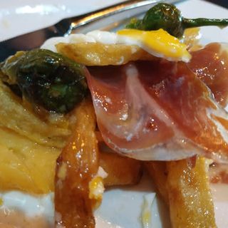 Huevos Rotos Con Jamón Y Aceite De Trufa Blanca