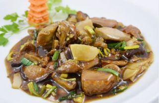 Pato con bambú y setas chinas