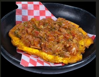 Patacón con guiso