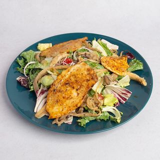 Sałatka na ciepło z grzybami i medalionami z kurczaka