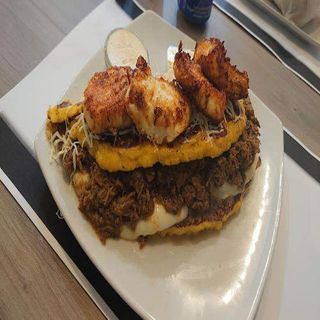 cachapa de pabellón con queso asado