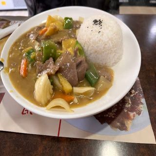 Arroz Blanco Con Ternera Y Salsa Curry