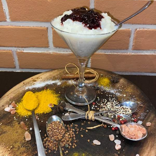 Orez cu lapte și dulceață de vișine