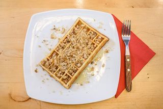 Waffles Cu Nuci Caramelizate Și Miere De Albine