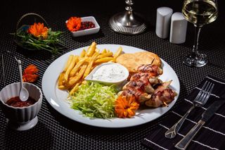 Frigărui de pui învelite în bacon