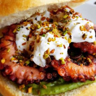 Panino con polpo, crema di avvocado, stracciatella e cipolla fritta