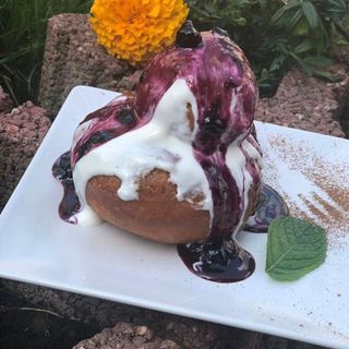 Papanasi cu smantana si gem de afine