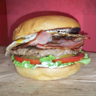 Бургер бекон и яйце+ 5бр. лучени кръгчета+ картофки и кола