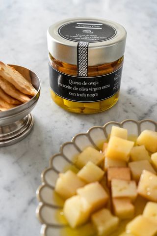 Queso en Aceite de Trufa Negra