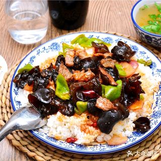 Pirinac sa Junetina i paprikom  pecurkama u secuan sosu—M