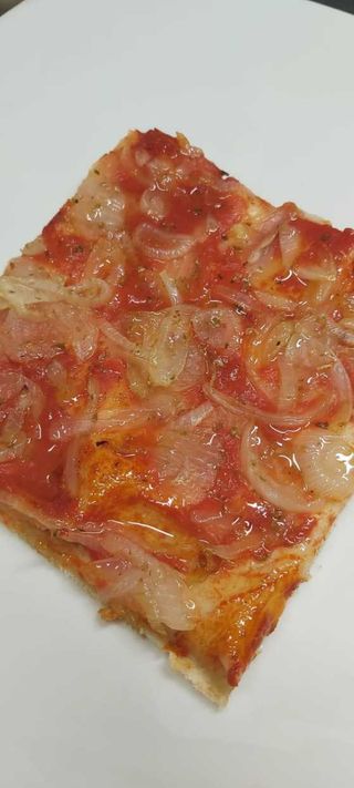 Trancio pizza rossa con cipolle medio