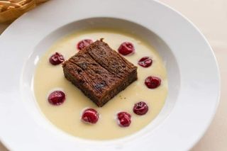 Kolač od datule u vanila sosu sa višnjama