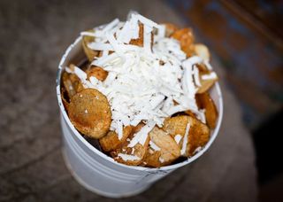 Домашен картофен чипс  със сирене