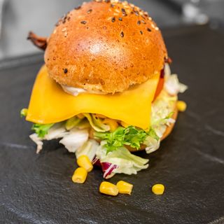 Mini Mexican burger, cartofi chips, sos bbq