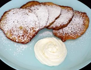 Placki z Cukrem Pudrem i Śmietaną