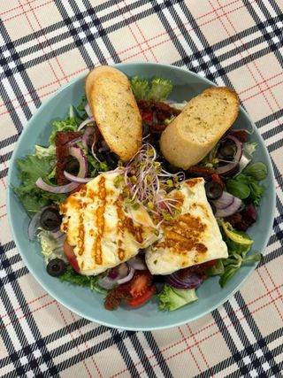 Sałatka z serem Halloumi