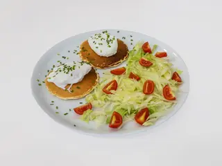 Поширани яйца със свежа салата и чери домати (300г)