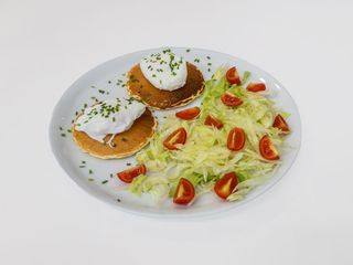 Поширани яйца със свежа салата и чери домати (300г)