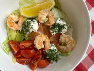 Салат з лососем смаженими тигровими креветками та авокадо (310g)