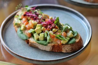 Брускета з лососем та авокадо