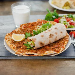 10. Lahmacun z cielęciną z fetą - Standard