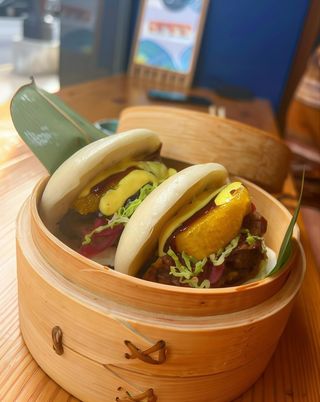 Bao de pato con naranja, mostaza y hoisin fresa