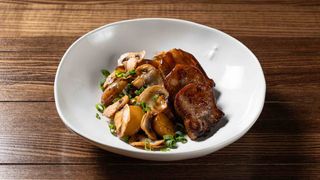 Карамелізований язик з мінікартоплею та печерицями