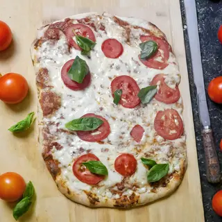 CAPRESE  1/2 MTR (8 PORCIONES)