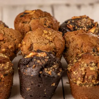 Tartaletas  veganas de Algarroba con manzana y almendras