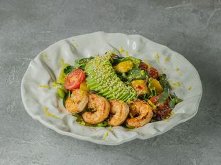 Салат з креветками, лососем, авокадо, едамаме, манго світ чілі та чері