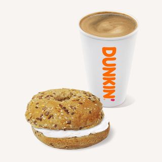 ბეიგელი მდნარი ყველით და ცხელი ამერიკანო