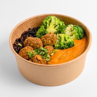 Czarny ryż z sosem bezserowym z brokułami i klopsami jarmużowymi﻿