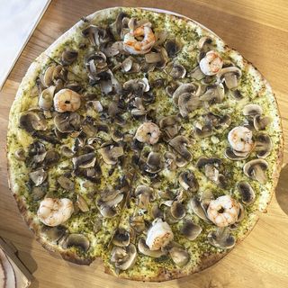 Pizza pesto, gambas y champiñones