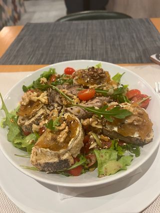 Salade chèvre chaud et pastrami de boeuf