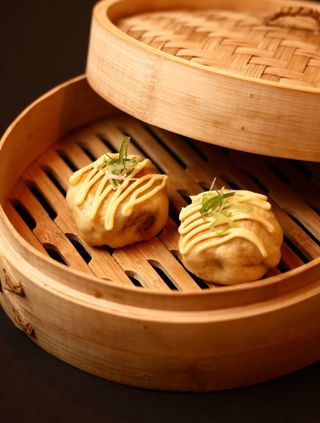 Baos de Cachaço de Porco e Vegetais (2 unidades)