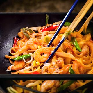 Makaron złoty po wietnamsku z warzywami i krewetkami