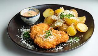 Schnitzel autentic vienez cu cartofi și parmezan