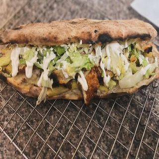 4 formaggi, salsiccia fresca, funghi champignon e scaglie di grana