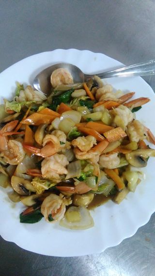 Prženi repovi škampa s povrćem