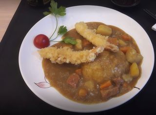 Riso al curry e tempura di gamberi
