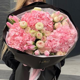 Стильний букет в темному пакуванні 