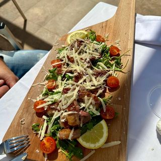 Entrecot De Ternera Con Rúcula, Grana Padano Y Tomates Cherry