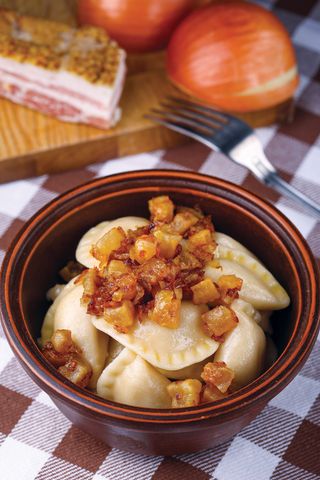 Вареники з картоплею, подаються  зі шкварками та цибулею (280г)