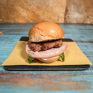 10. Hamburger, mortadella arrosto, caciocavallo, pomodori,rucola