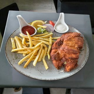 Pariska šnicla sa pomfritom 320 gr