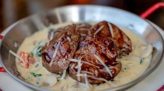 Медальоны из говядины в сливочном соусе с грибами