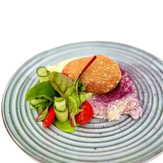 Котлета по-київськи з пюре та свiжими овочами