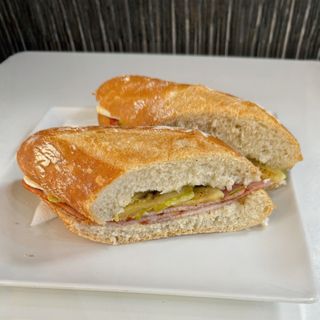 Bocadillo De Lomo Con Calabacín