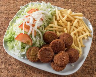 Plato falafel + ensalada + patatas