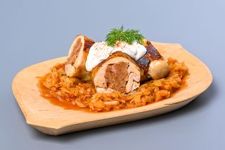 Ruladă de pui umplută cu cârnat și varză 